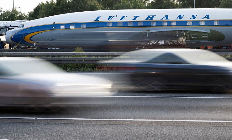 In mehreren Schwertransporten wird das historische Flugzeug nach Frankfurt gebracht. - © Boris Roessler/dpa