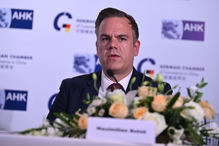 AHK-Vorstandsmitlied Maximilian Butek fordert anstelle deutscher Firmen, die China mehr als Partner statt Rivalen zu sehen. - © Johannes Neudecker/dpa