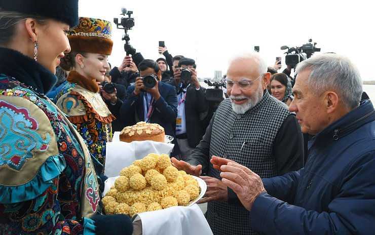 Der indische Premierminister Narendra Modi (2. v. r.) probiert bei seiner Ankunft am Flughafen von Kasan eine traditionelle tatarische Süßigkeit. - © Ilya Pitalev/brics-russia2024.ru via AP/dpa
