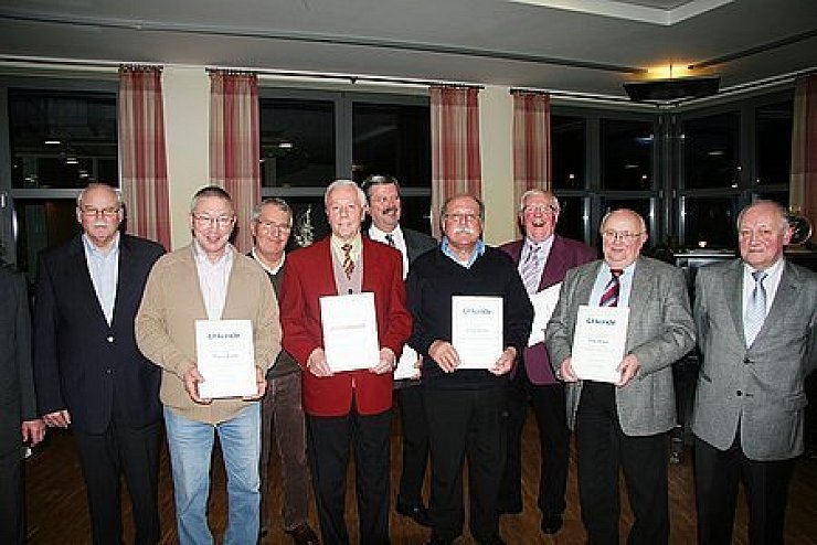 Klaus Boldt, Peter Möller, Karl-Theodor Stumpe, Werner Oelmann, Ernst Strahl, Josef Marx und Friedrich Reker (von links) wurden geehrt. - © Foto: blum
