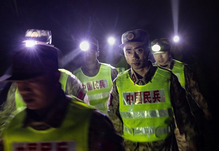 Rettungskräfte suchen Verschüttete nach einem Erdrutsch in Südwestchina. - © Jiang Hongjing/XinHua/dpa