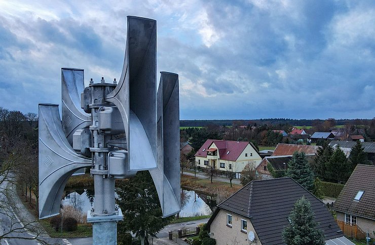 Sirenen für die Warnung der Bevölkerung - wie hier in einem Dorf in Brandenburg - gibt es nicht überall in Deutschland. Allerdings sind in den vergangenen Jahren vielerorts neue Sirenen installiert beziehungsweise alte Sirenen repariert und teilweise modernisiert worden. (Archivfoto) - © Patrick Pleul/dpa