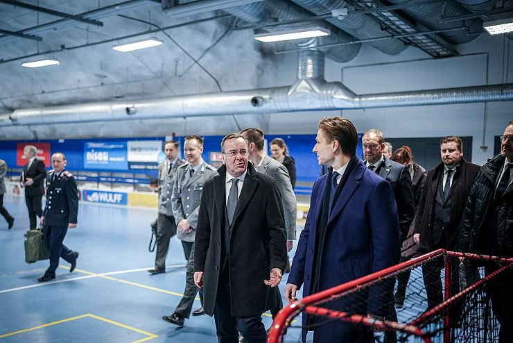 Im März 2024 besichtigte Verteidigungsminister Boris Pistorius (SPD, Mitte) zusammen mit seinem finnischen Amtskollege Antti Häkkänen (vorn rechts) einen Bunker in der finnischen Hauptstadt Helsinki. (Archivfoto) - © Kay Nietfeld/dpa