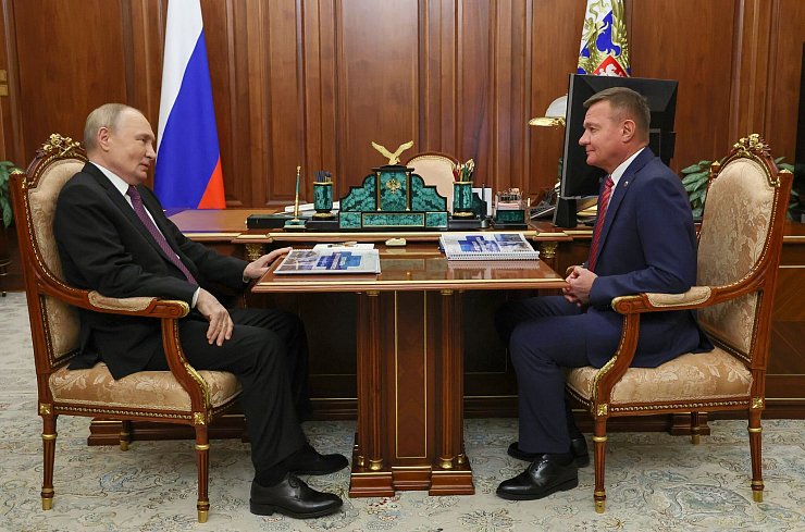 Kremlchef Wladimir Putin feuerte Verkehrsminister Roman Starowoit nach einem guten Jahr im Amt - kurz darauf wurde er tot aufgefunden. (Archivbild) - © Gavriil Grigorov/Pool Sputnik Kremlin/AP/dpa