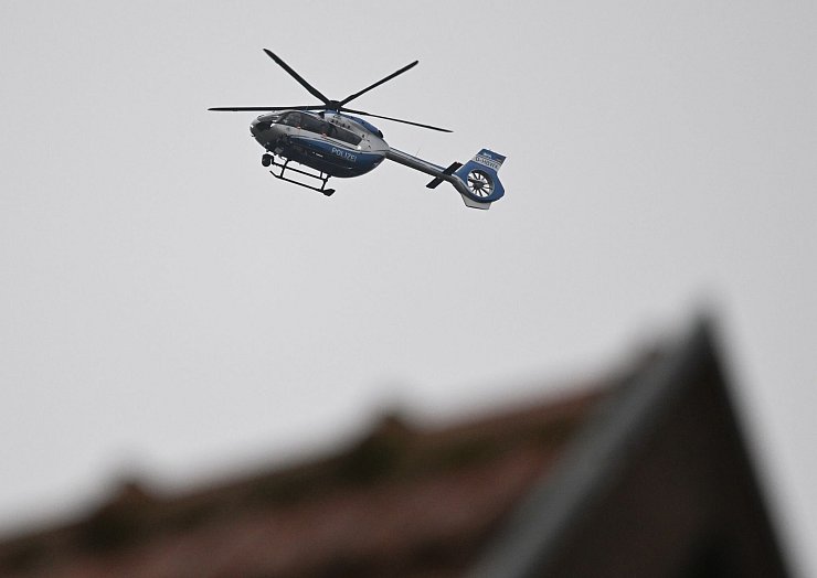 Ein Hubschrauber gab der Feuerwehr Informationen zu dem Brand. - © Bernd Weißbrod/dpa