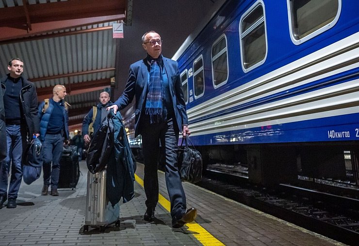 Merz ist mit dem Zug unterwegs - und stichelt gegen die Deutsche Bahn. - © Michael Kappeler/dpa