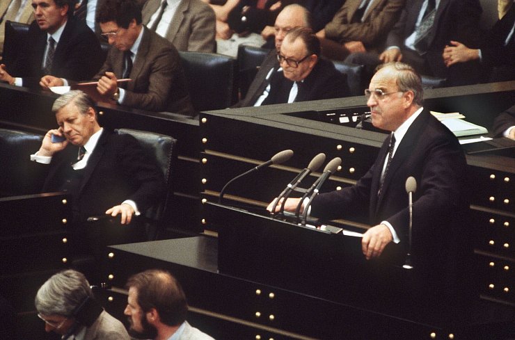 Das Parlament spricht Schmidt (l) das Vertrauen ab und wählt Kohl (r) zum Kanzler. (Archivbild) - © picture alliance / dpa