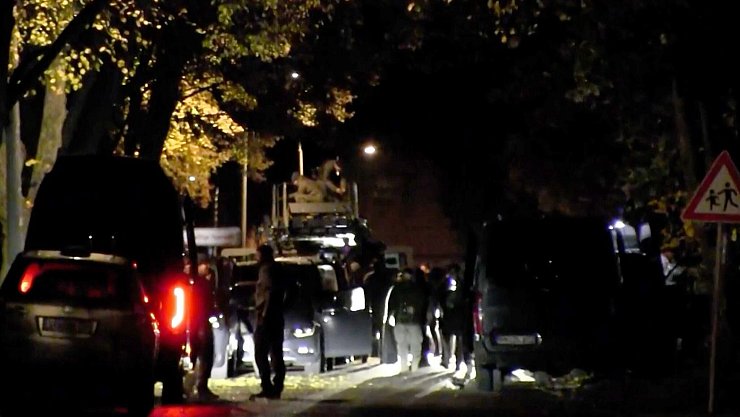Einsatzkräfte der Polizei beim Abzug vom Einsatzort. - © Christian Pörschmann/TNN/dpa