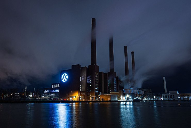 Rund 62.000 Mitarbeiter arbeiten am Wolfsburger Stammsitz für VW. (Archivbild) - © Moritz Frankenberg/dpa
