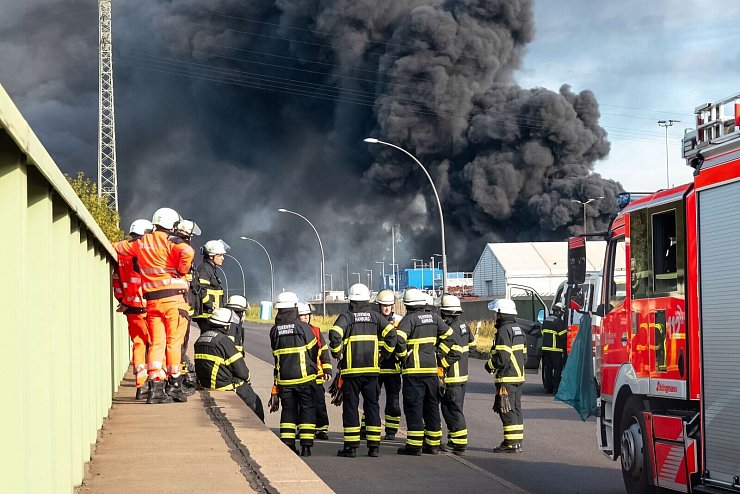 Die Rauchwolke war weithin zu sehen mehr als 20 Stunden nach Ausbruch des Feuers waren die Brandgase in der Stadt zu riechen. - © Bodo Marks/dpa
