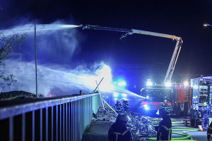 Teilweise wurde deshalb ein Sperrradius von 400 Metern rund um den Brandort eingerichtet. - © Bodo Marks/dpa