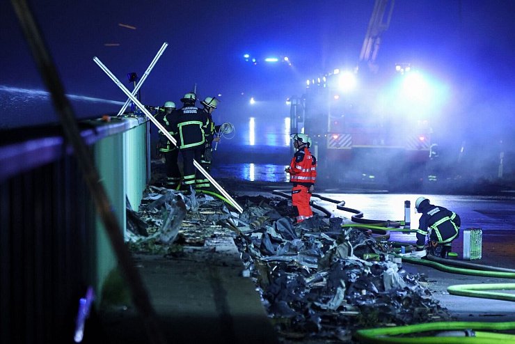 Besonders gefährlich war der Einsatz aufgrund der umherfliegenden Metallteile. Gasdruckbehälter explodierten immer wieder im Feuer. - © Bodo Marks/dpa