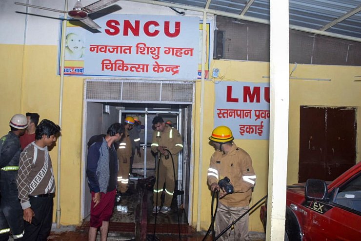Zum Zeitpunkt des Feuers am Freitagabend (Ortszeit) befanden sich rund 50 Kinder auf der Station des Krankenhauses in Jhansi im nördlichen Bundesstaat Uttar Pradesh. - © Uncredited/AP/dpa