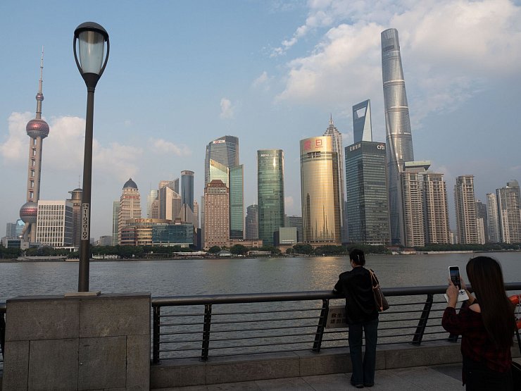 Gehört zum üblichen, aber eindrucksvollen Touristenprogramm: Schlendern auf Shanghais Uferpromenade, bekannt als The Bund. - © Andreas Drouve/dpa-tmn