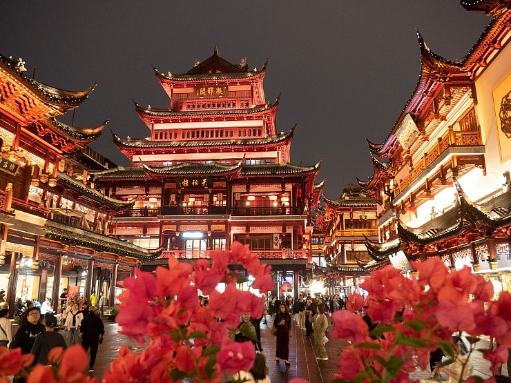 Schillerndes, touristisches Shanghai: die beleuchtete Altstadt. - © Andreas Drouve/dpa-tmn