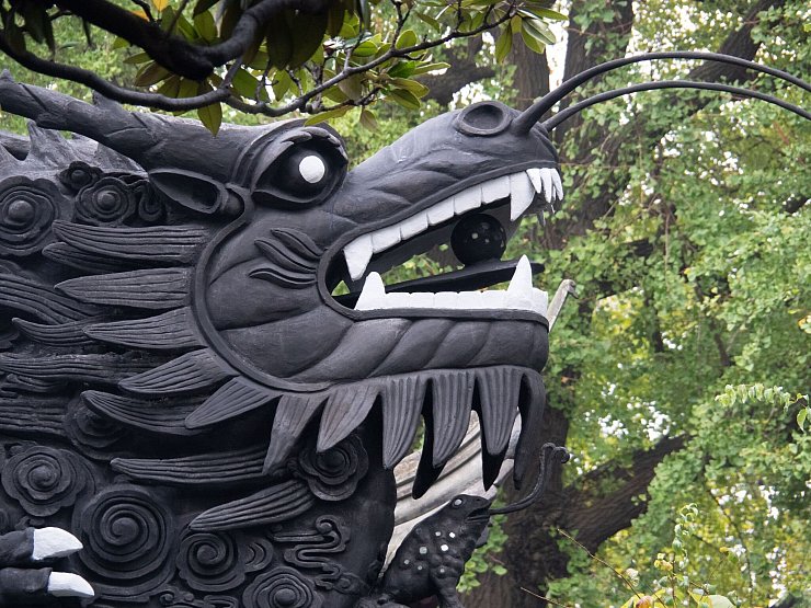 Achtung, scharfe Zähne: Drachenskulptur im Yu-Garten von Shanghai. - © Andreas Drouve/dpa-tmn
