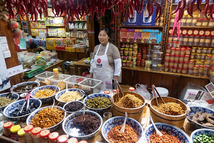 Reichlich Essen im Angebot: gut bestückter Laden im Wasserdorf Luzhi. - © Andreas Drouve/dpa-tmn