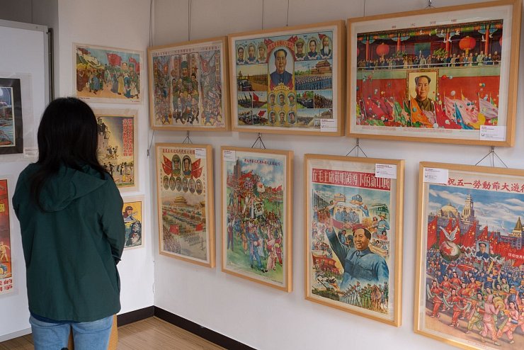 Mao in heroischen Posen an der Wand: Shanghai Propaganda Poster Art Centre. - © Andreas Drouve/dpa-tmn