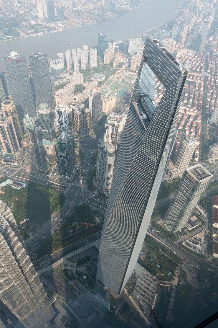 In knapp einer Minute schießt der Aufzug auf 546 Meter zur verglasten Aussichtsetage: Ausblick vom Shanghai Tower. - © Andreas Drouve/dpa-tmn
