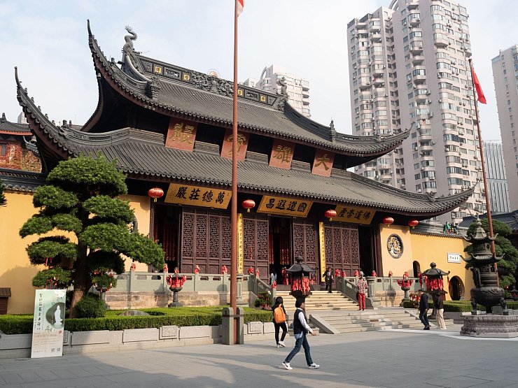 Historische Bauten sind in Shanghai die Ausnahme, aber es gibt sie. Gut besuchtes Beispiel ist der Jadebuddha-Tempel von 1882 im Bezirk Jing’an. - © Andreas Drouve/dpa-tmn