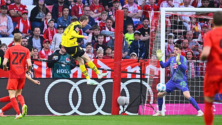 Maximilian Beier (l) köpft das 1:0 für Dortmund. - © Tom Weller/dpa