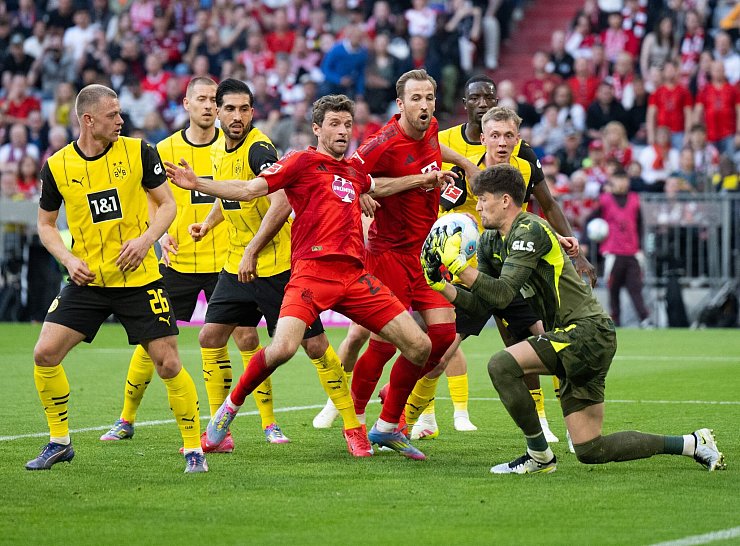 BVB-Torwart Gregor Kobel (r) packt vor Thomas Müller (m) zu. - © Sven Hoppe/dpa