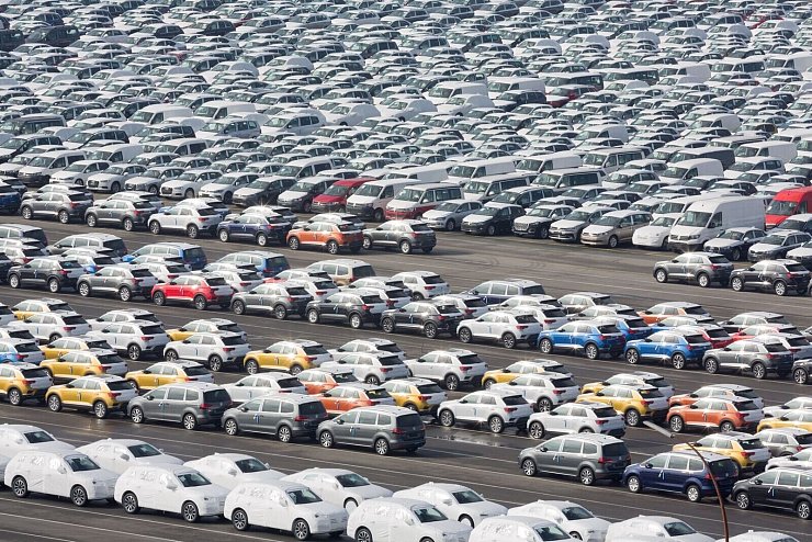 Gall: Die Zölle der USA dürften erhebliche Absatzeinbußen für VW, BWM und Mercedes zur Folge haben. (Archivbild) - © Jörg Sarbach/dpa