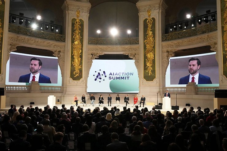 US-Vizepräsident J.D. Vance spricht während des Aktionsgipfels für künstliche Intelligenz in Paris. - © Michel Euler/AP/dpa