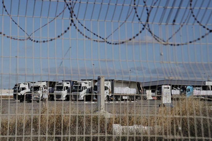 Am Montag war erstmals seit fast drei Monaten wieder humanitäre Hilfe in das umkämpfte Gebiet gekommen – israelischen Angaben zufolge waren es aber zunächst nur fünf Lastwagen. - © Maya Alleruzzo/AP/dpa