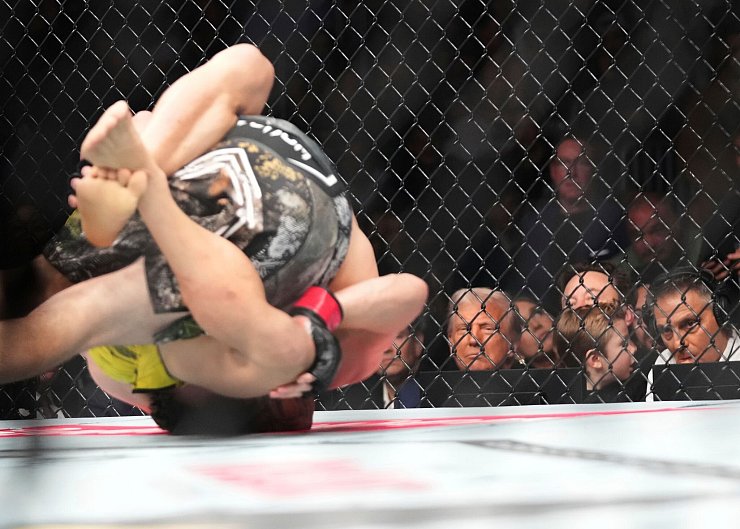 Nicht selten wird einer der UFC-Kämpfer im Ring bewusstlos geprügelt. - © Lynne Sladky/AP/dpa