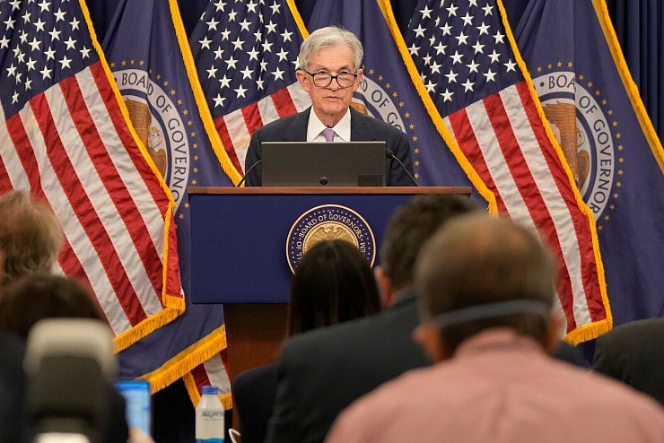 Fed-Chef Powell sieht keinen Grund zur Eile bei Zinssenkungen. - © Mark Schiefelbein/AP/dpa