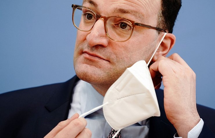 Jens Spahn (CDU) setzte als Gesundheitsminister die Generallinie der Merkel-Regierung gegen Corona um. - © Kay Nietfeld/dpa