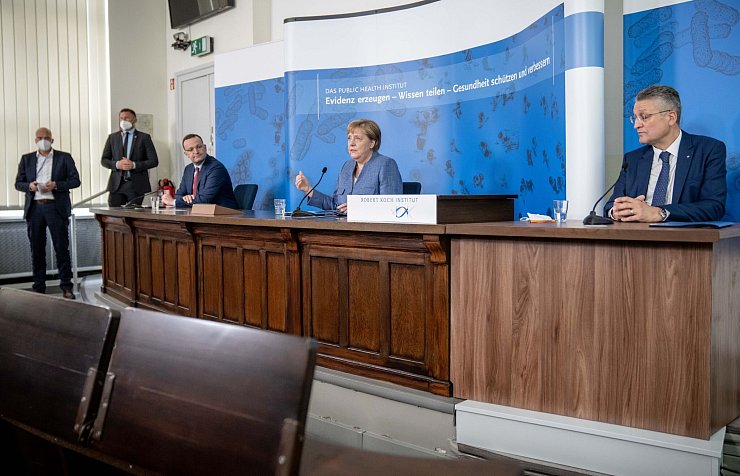 Die damalige Kanzlerin Angela Merkel stützte ihren Anti-Corona-Kurs auch auf den Präsidenten des Robert Koch-Instituts (RKI), Lothar Wieler. - © Michael Kappeler/dpa-pool/dpa