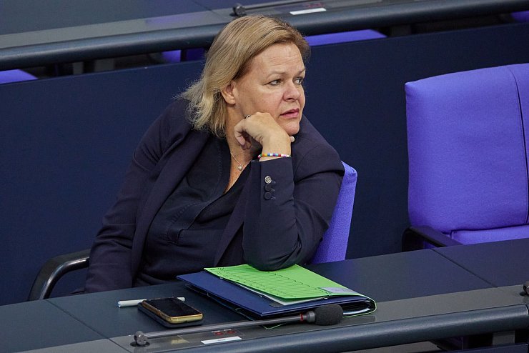 Bundesinnenministerin Nancy Faeser (SPD) war lange gegen Binnengrenzkontrollen. Inzwischen hält sie diese aber für notwendig. (Archivfoto) - © Joerg Carstensen/dpa