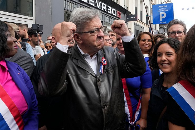 Auch der Anführer der Linkspartei, Jean-Luc Melenchon (M), nimmt an der Demonstration in Paris teil. - © Michel Euler/AP/dpa