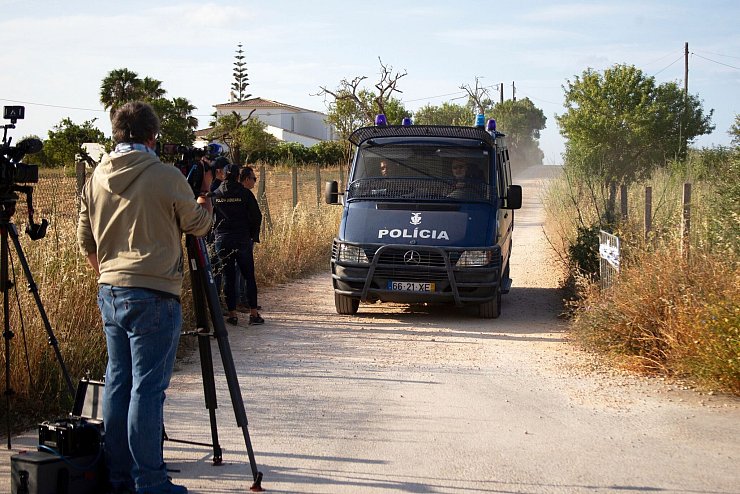 Rund 30 portugiesische Polizisten haben die Suche nach der seit 2007 verschwundenen Madeleine McCann fortgesetzt. - © Joao Matos/AP/dpa