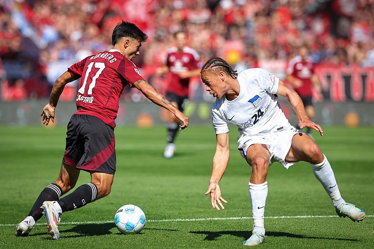 Offensiv ging wenig bei Nürnberg. Jens Castorp (l) im Kampf mit Herthas Derry Scherhant. - © Daniel Karmann/dpa