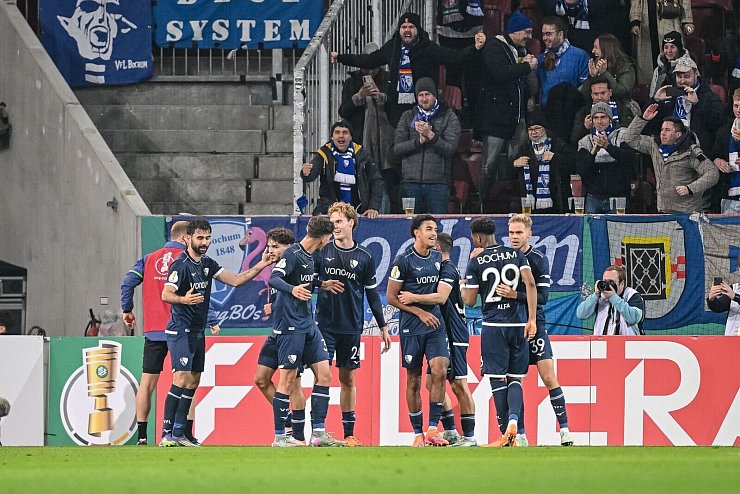 Gerrit Holtmann (l) jubelt mit den Teamkollegen nach seinem Tor. - © Harry Langer/dpa