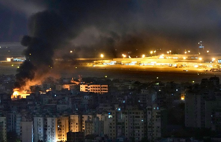 Israels Luftwaffe flog in der Nacht zu Montag erneut Angriffe im Libanon. - © Hussein Malla/AP/dpa