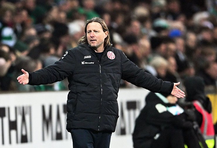 Nach der vierten Gelben Karte gesperrt: Der Mainzer Trainer Bo Henriksen. - © Carmen Jaspersen/dpa