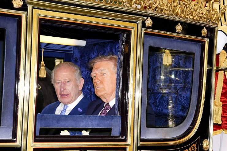 Der König und der Präsident fuhren gemeinsam in einer pompösen Kutsche. - © Jordan Pettitt/PA Wire/dpa