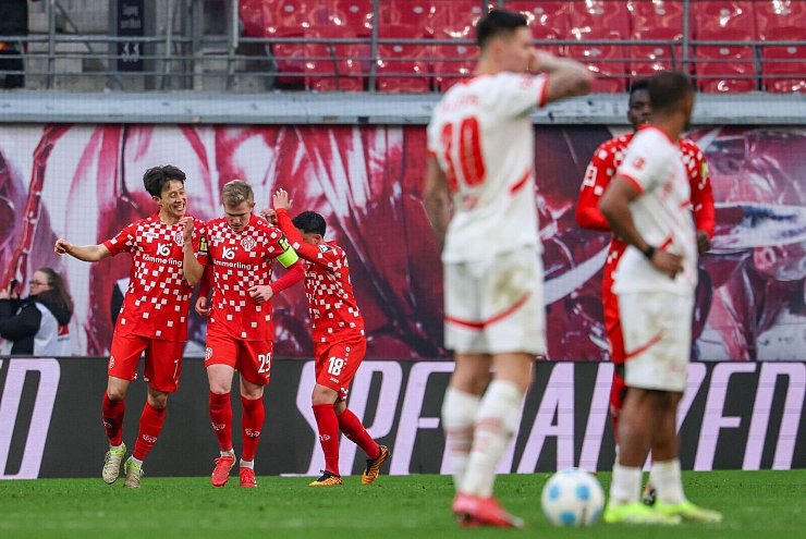 Mainz bejubelt die Führung durch Jonathan Burkardt. - © Jan Woitas/dpa