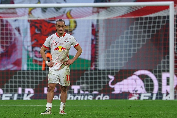 Xavi Simons steht mit leerem Blick auf dem Platz. - © Jan Woitas/dpa