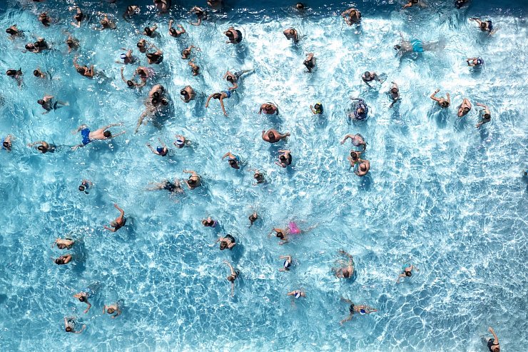 Laut DWD ist der Juli oft der wärmste Monat des Jahres. Für die Frühstarter heißt es bei Hitze: Ab ins Schwimmbad! (Symbolbild) - © Sebastian Kahnert/dpa