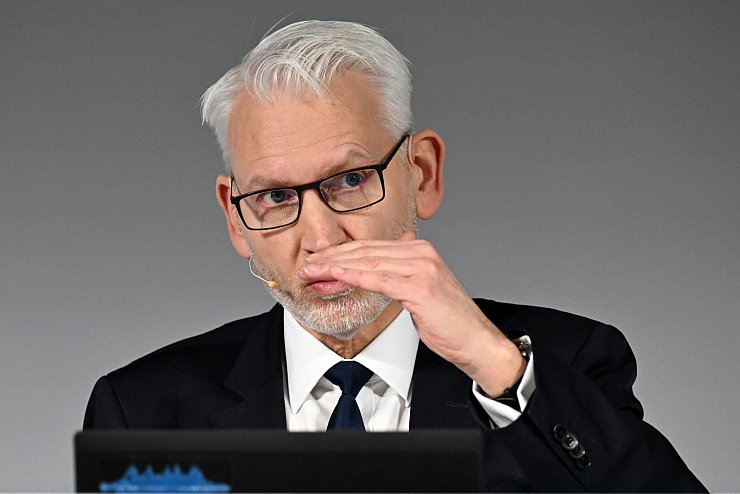Uniper-Chef Michael Lewis erläutert die Jahresbilanz 2024. - © Federico Gambarini/dpa