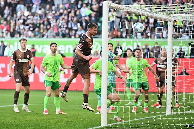Siebe Van der Heyden brachte St. Pauli in Wolfsburg in Führung. - © Swen Pförtner/dpa