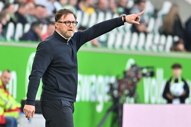 Ralph Hasenhüttl sah lange Zeit einen schwachen VfL Wolfsburg. - © Swen Pförtner/dpa
