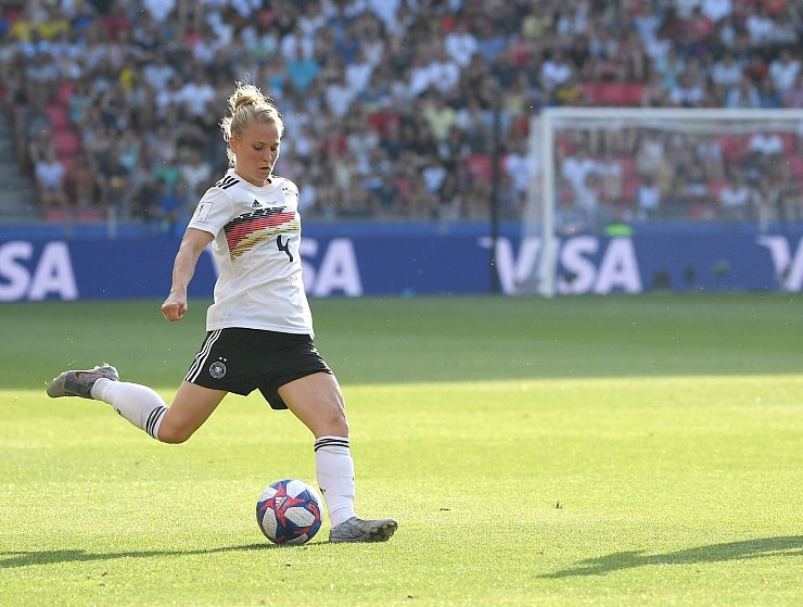 Inzwischen in der Regionalliga am Ball: Ex-Nationalspielerin Leonie Maier, die für den VfB Stuttgart aufläuft. - © Sebastian Gollnow/dpa