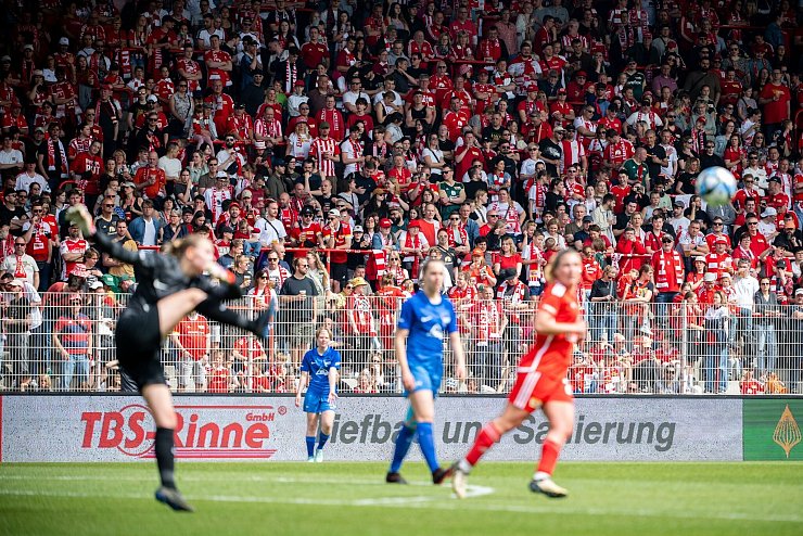 Große Kulisse: Das Berliner Stadtderby zwischen den Fußballerinnen von Union und Hertha (5:0) sahen in der vergangenen Regionalliga-Saison über 12.500 Fans im Stadion An der Alten Försterei. - © Sebastian Christoph Gollnow/dpa