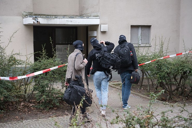 Polizisten gehen in das Wohnhaus von Daniela Klette in Berlin-Kreuzberg. - © Paul Zinken/dpa